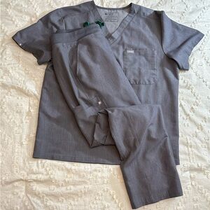 Figs Men XL Grey Scrubs - one pocket top with cargo pant